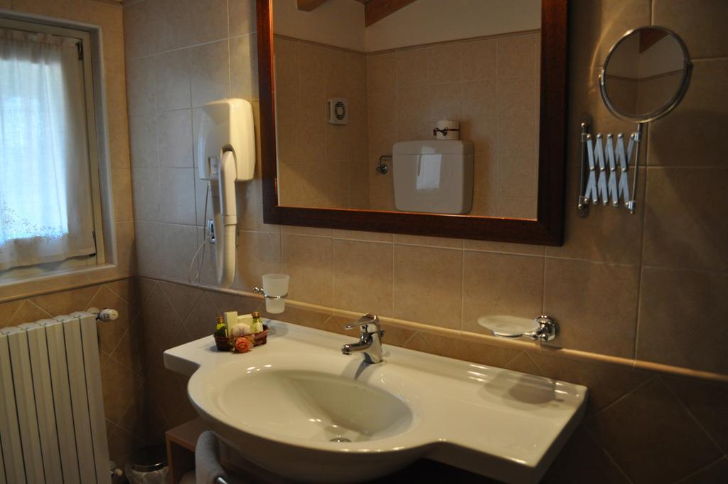 Hotel La Corte Bedizzole Pokoj fotografie