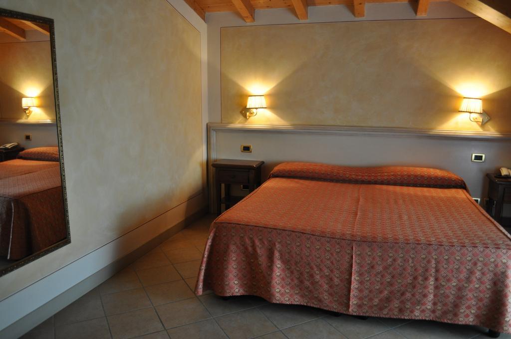 Hotel La Corte Bedizzole Pokoj fotografie